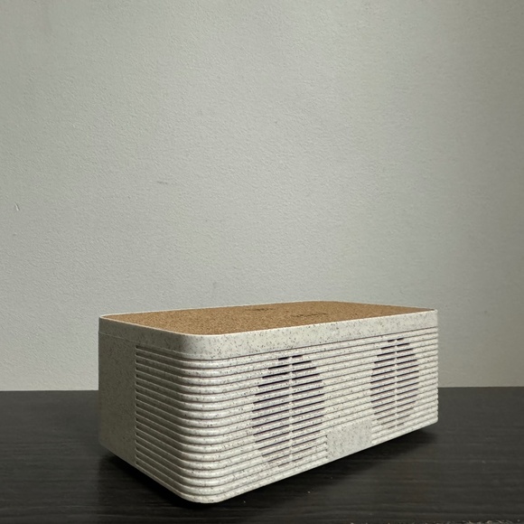 [LIMITED EDITION] SOAR ECO Charging Wireless Speaker (Good as NEW) - Picture 2 of 8